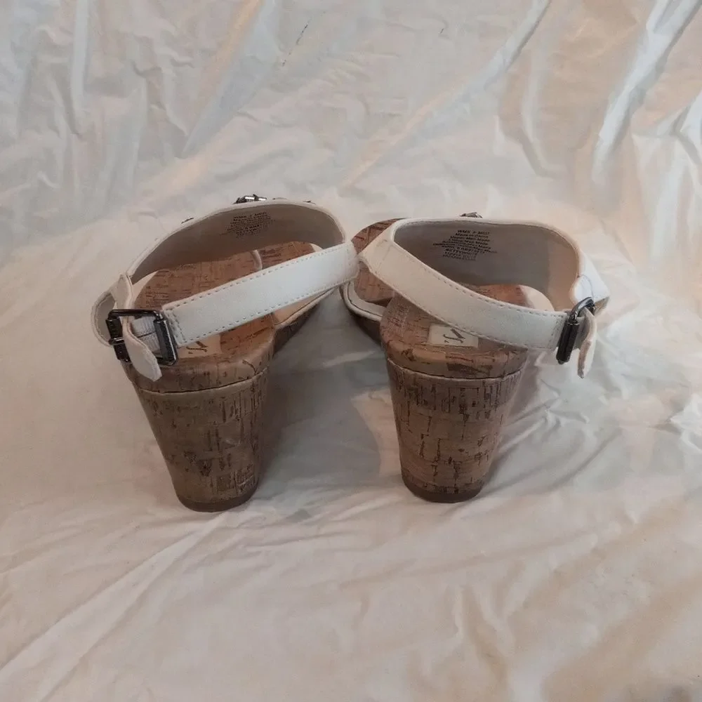 Simply Vera Wang Betty Sandals Size 9